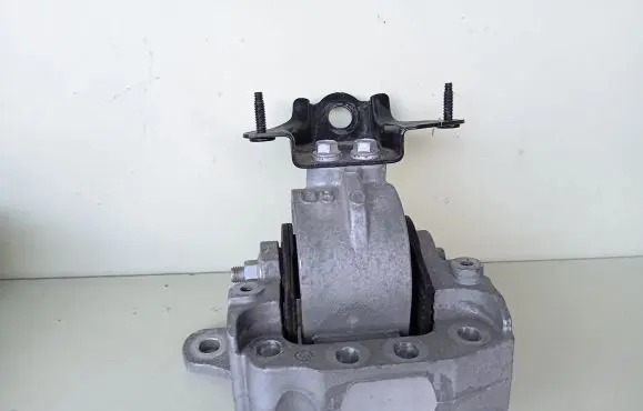 Toyota RAV 4 (XA50) Gearbox mount