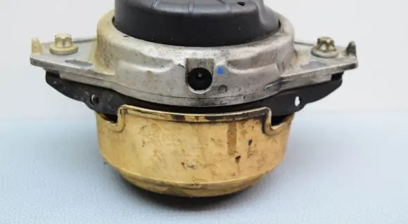 Engine mount bracket