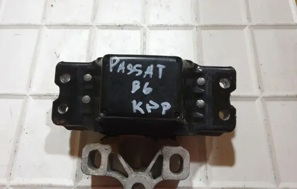 Volkswagen PASSAT B6 Engine mount bracket 3C0199555