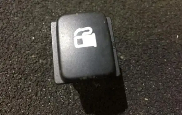 Citroen C4 I Fuel tank opening switch 96530658xt