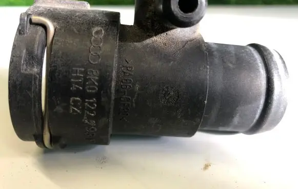 Audi A6 S6 C7 4G Engine coolant pipe/hose 8K0122293F