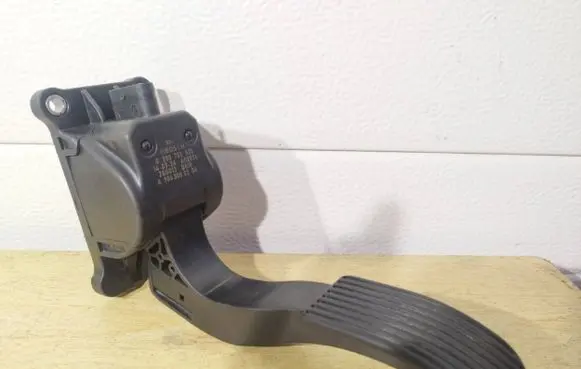 Mercedes-Benz Sprinter W906 Accelerator throttle pedal A9063000304 ZGS013Q018 0280755025
