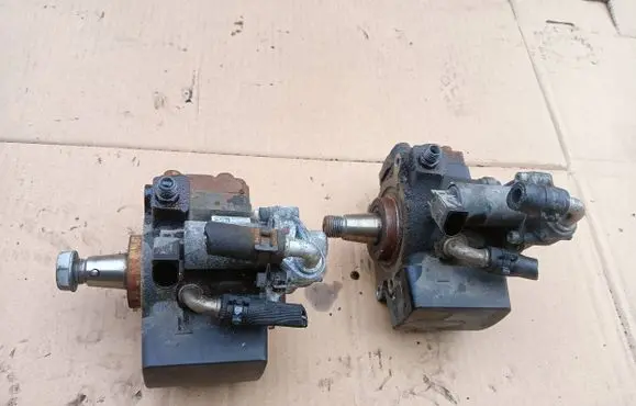 Volkswagen PASSAT B7 Fuel injection high pressure pump 03L130755H 281010220037