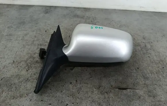 Audi A4 S4 B5 8D Front door electric wing mirror
