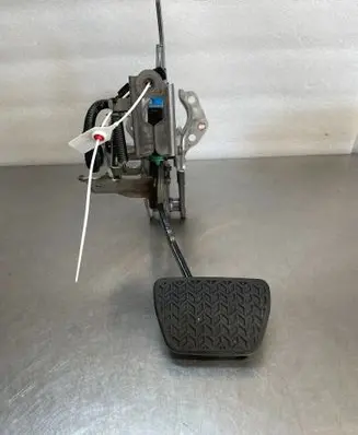 Toyota Camry VIII XV70 Brake pedal