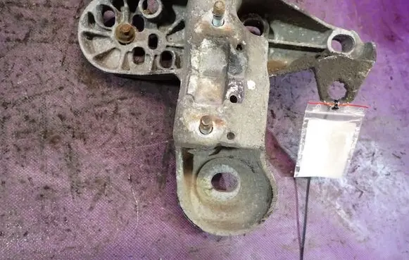 Engine mounting bracket