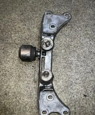 BMW 7 E38 Gearbox mounting bracket 1092557 2232