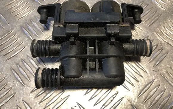 BMW 5 E39 Coolant heater control valve 8374995 1147412137