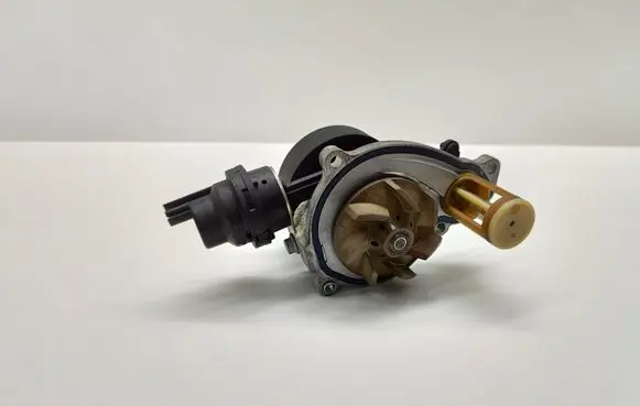 BMW 5 G30 G31 G38 Water pump 4121250 50309101