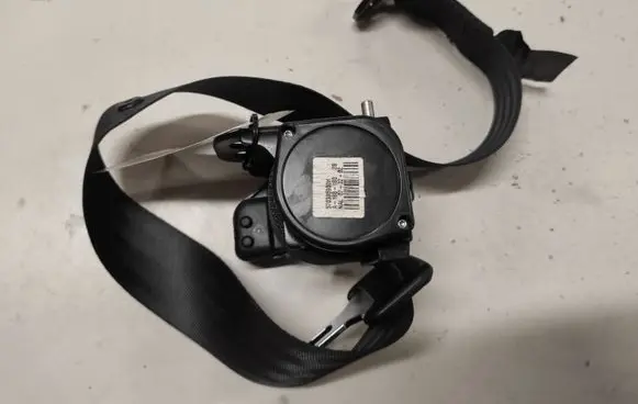 Middle seatbelt (rear)
