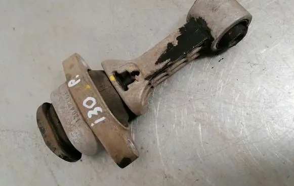 Hyundai i30 Engine mount bracket