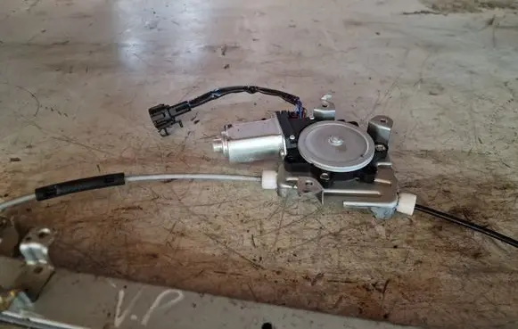 Nissan Tiida C11 Front door window regulator with motor