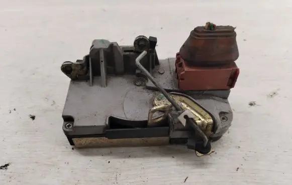 Peugeot 206 Front door lock (next to the handle) 