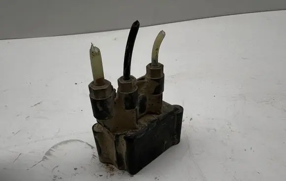 Mercedes-Benz E W212 Air suspension valve block A2513200158