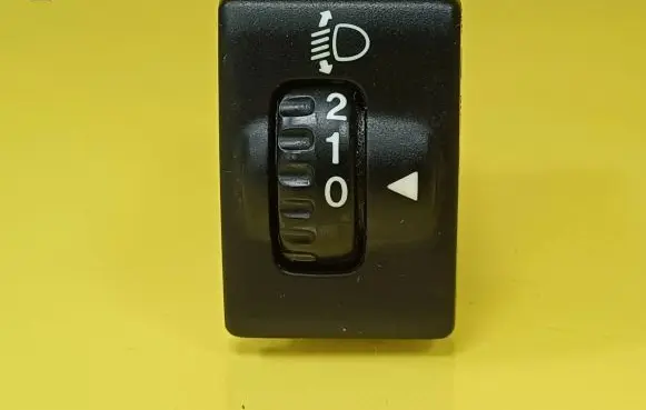 Suzuki Baleno EG Headlight level height control switch 32932074