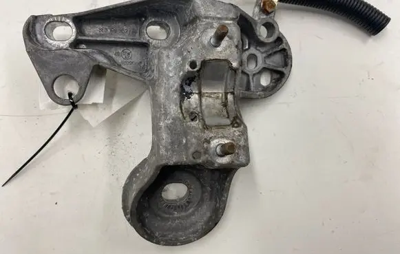 Audi A4 S4 B7 8E 8H Engine mounting bracket 8E0199352N