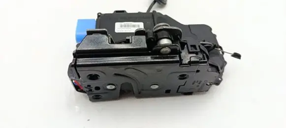 Volkswagen Touran II Rear door lock 3D4839015K