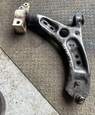 Volkswagen Tiguan Front lower control arm/wishbone 5N0407152