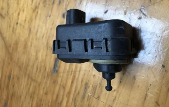 Opel Vectra B Headlight level adjustment motor 