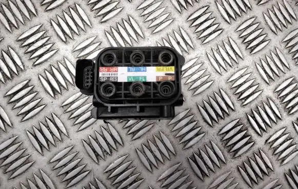 Mercedes-Benz ML W166 Air suspension valve block A2123200358