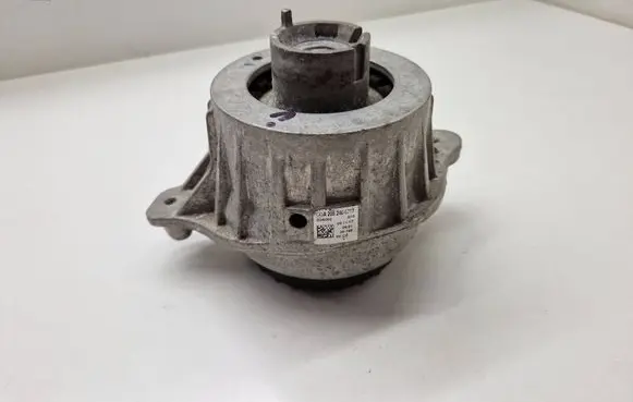 Mercedes-Benz C W205 Engine mount bracket A2052406717