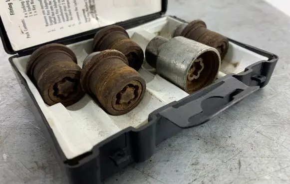 Toyota RAV 4 (XA30) Anti-theft wheel nuts and lock 