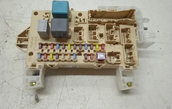 Toyota Corolla Verso AR10 Fuse box set 892210F010