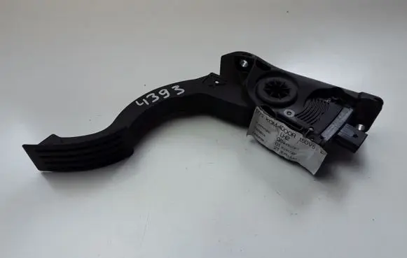 Accelerator throttle pedal