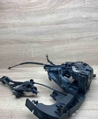 Volvo V50 Front door lock 30699109 30753655