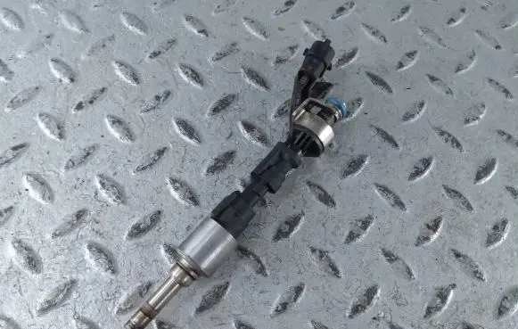 Jaguar XJ X351 Fuel injector 8W939F593AD 0261500105