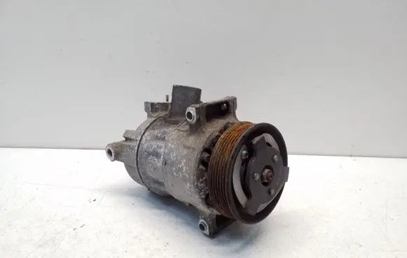 Volkswagen Jetta VI Air conditioning (A/C) compressor (pump) 5N0820803C