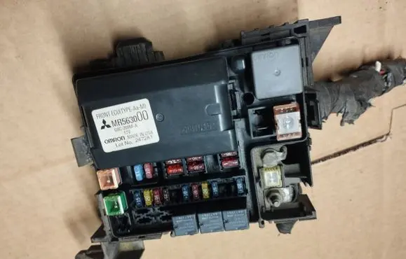 Chrysler Sebring (ST-22 - JR) Fuse module MR563000