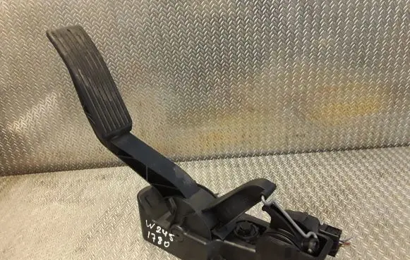 Mercedes-Benz B W245 Accelerator throttle pedal 1693000204 A1693000204
