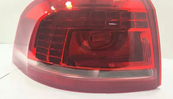 Volkswagen PASSAT B7 Rear/tail lights L179816