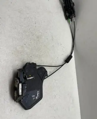 Suzuki Grand Vitara II Rear door lock 51207185