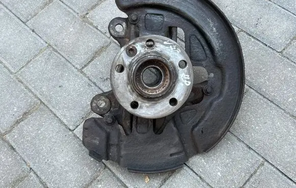 Volvo V70 Front wheel hub
