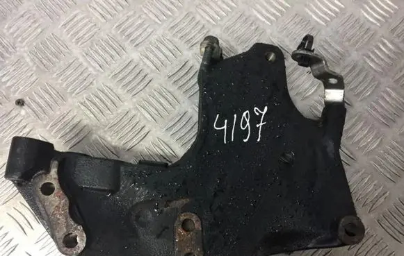 Nissan Qashqai Engine mounting bracket