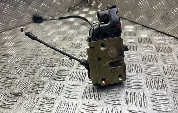 Nissan Primera Front door lock 050120