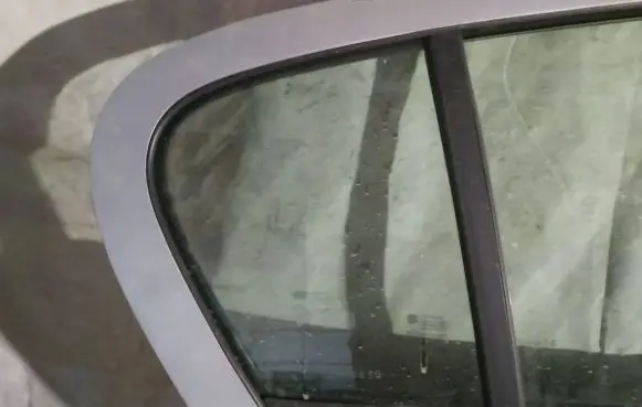 Opel Astra H Rear vent window glass 
