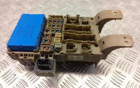 Toyota Corolla E120 E130 Fuse module 82641-02040