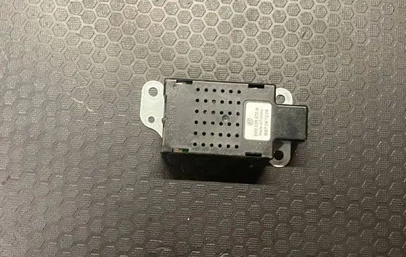 Volkswagen Golf VI Aerial antenna amplifier 5M0035570B