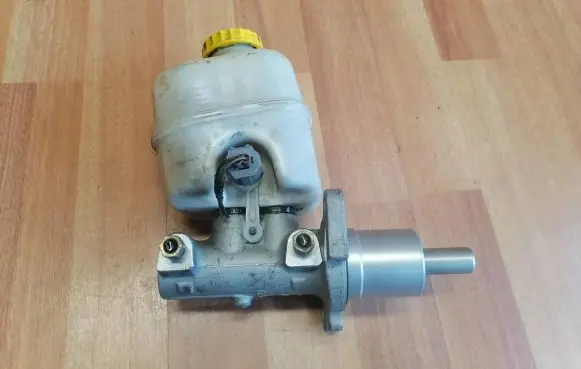 Master brake cylinder