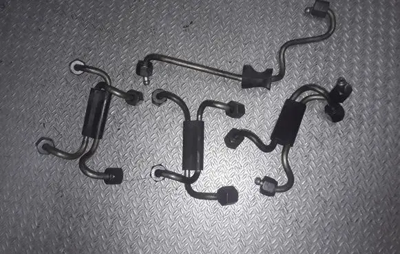 Fuel injector supply line/pipe