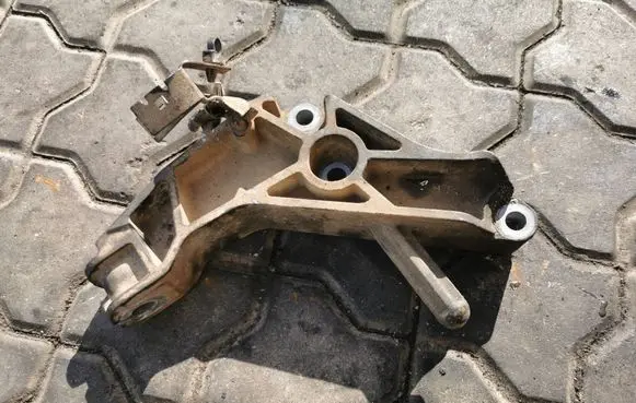 Opel Zafira B Gearbox mounting bracket 24459819