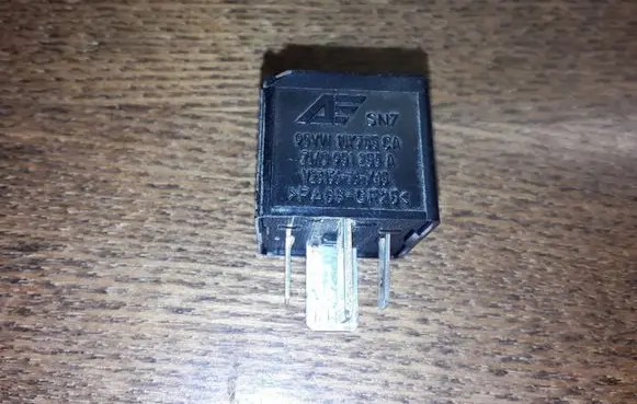 Volkswagen Golf IV Other relay V23136J6X45 PA66GF30