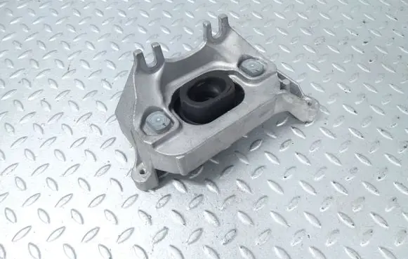 Dacia Sandero III Engine mount bracket 112535643R
