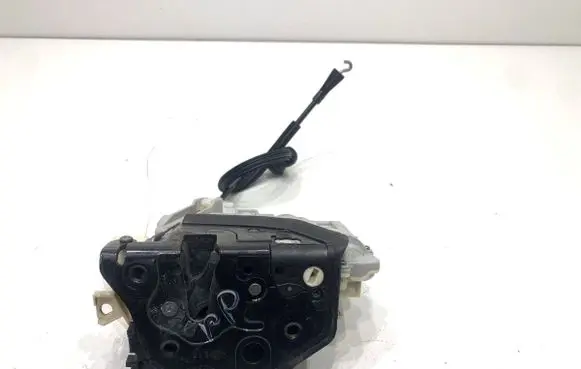 Volkswagen PASSAT B7 Front door lock 3C1837016A