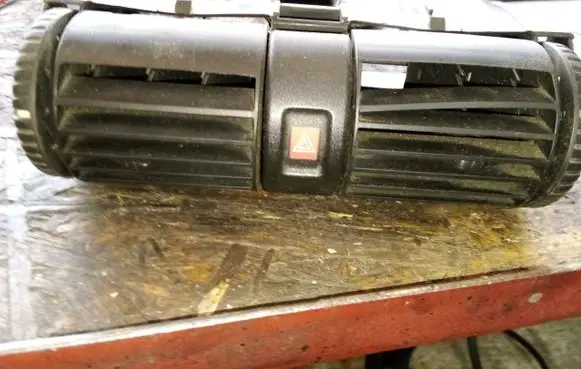 Opel Astra G Dash center air vent grill 90560344