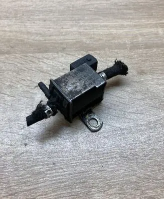 Volkswagen Golf III Vacuum valve 028906283F
