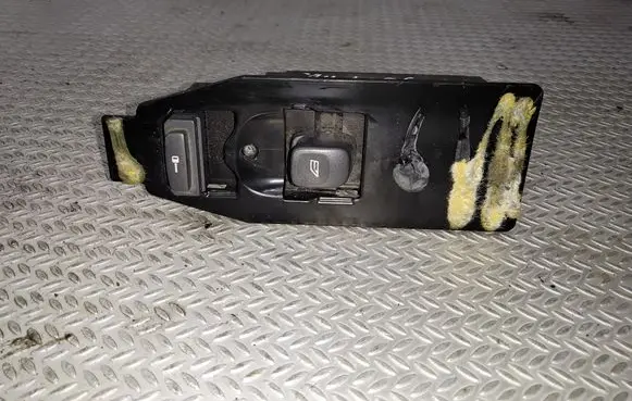 Volvo V70 Electric window control switch 8682950